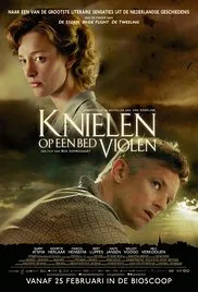 Knielen op een bed violen poster