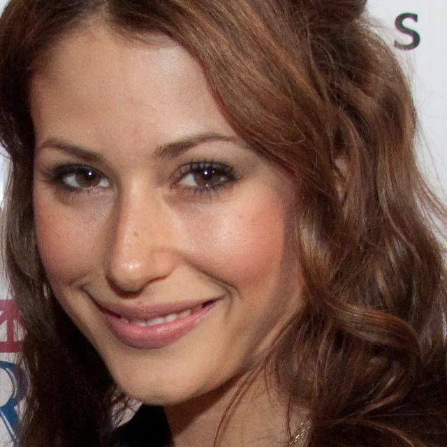 Amanda Crew