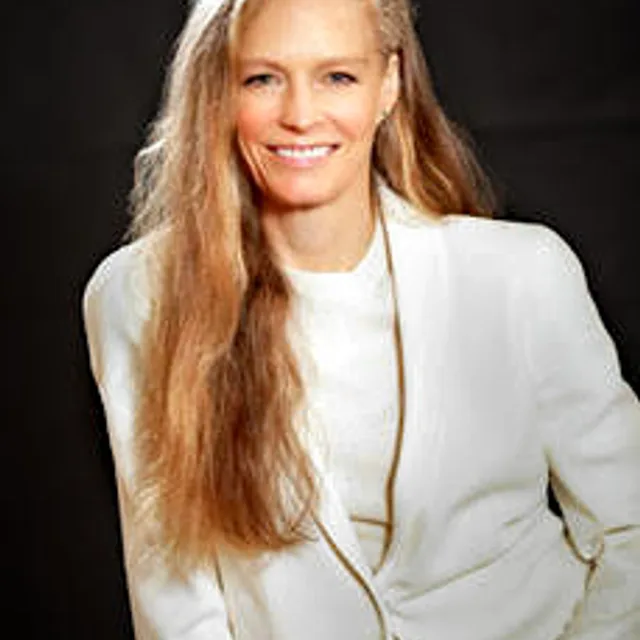 Suzy Amis Cameron