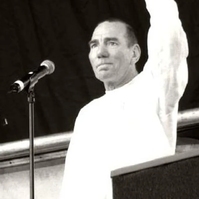 Pete Postlethwaite