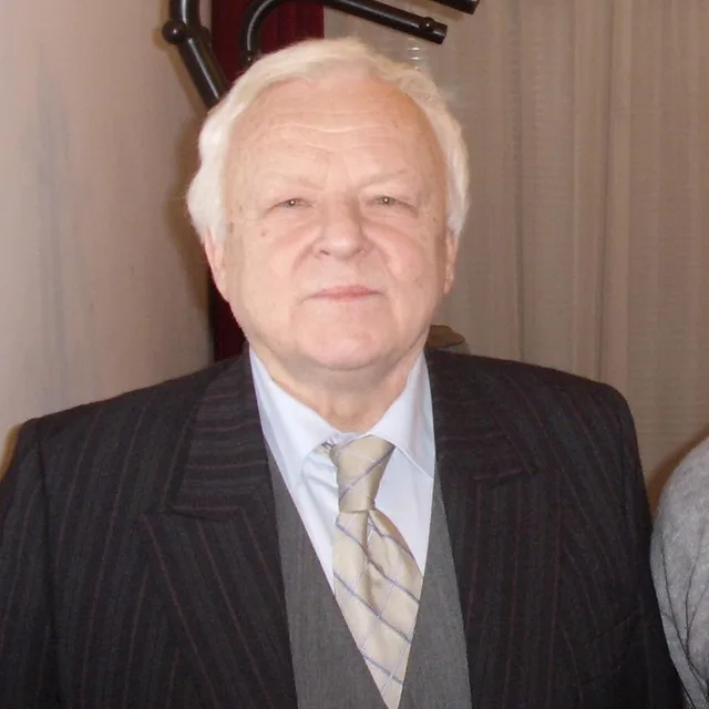 Marian Opania