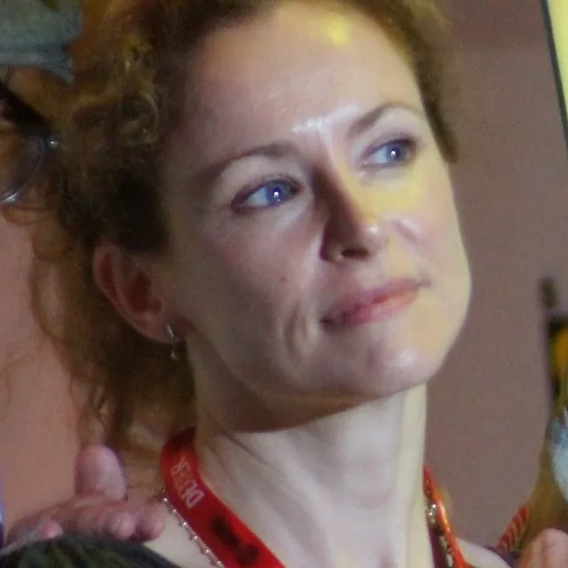 Leslie Hope