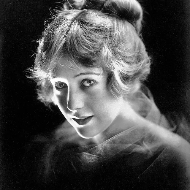 Jewel Carmen