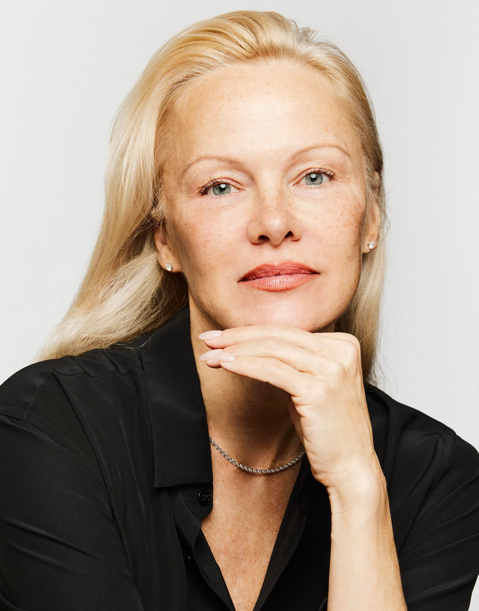 Current headshot of actress Pamela Anderson for public domain and free use.