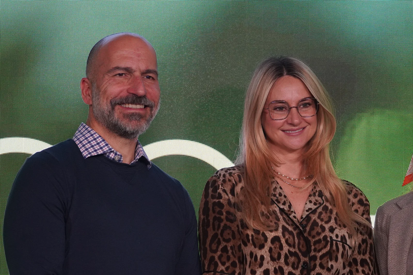 Dara Khosrowshahi, CEO de Uber y la actriz Shailene Woodley en el evento Go Get Zero de Uber en Londres, Reino Unido.