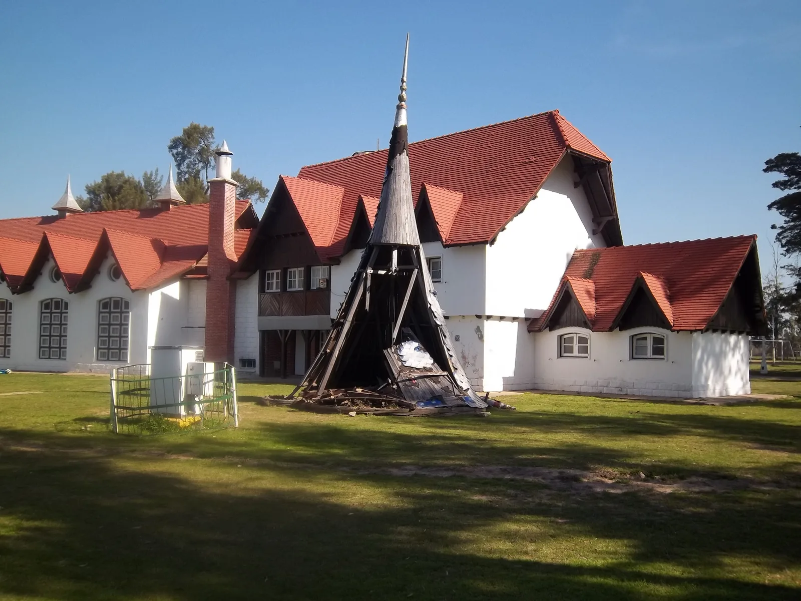 Cúspide rota junto a la Casa del Niño en la República de los Niños en Manuel B. Gonnet, partido de La Plata, provincia de Buenos Aires, Argentina.