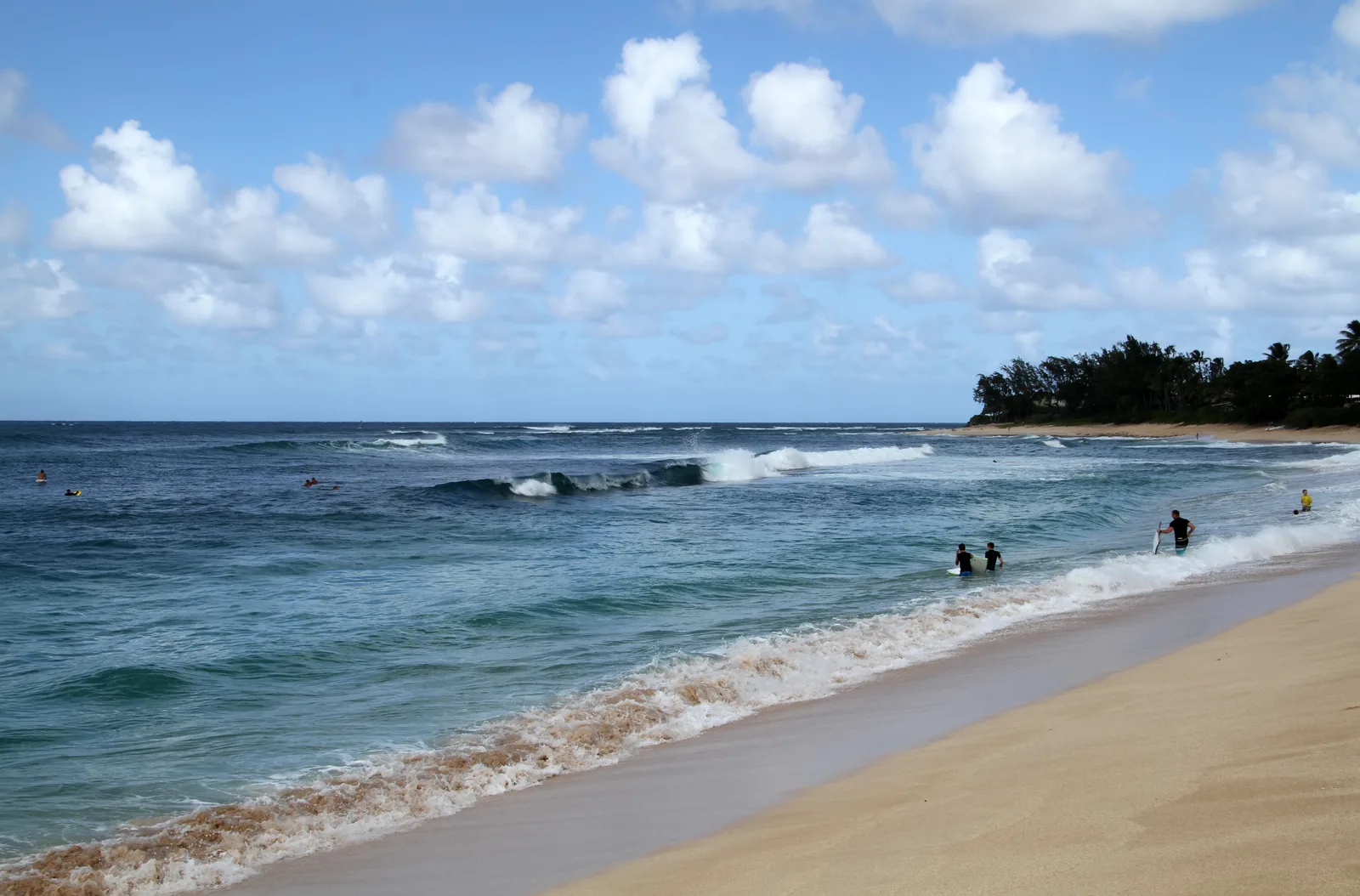 Waves breaking along Oahu's North Shore in Hawaii