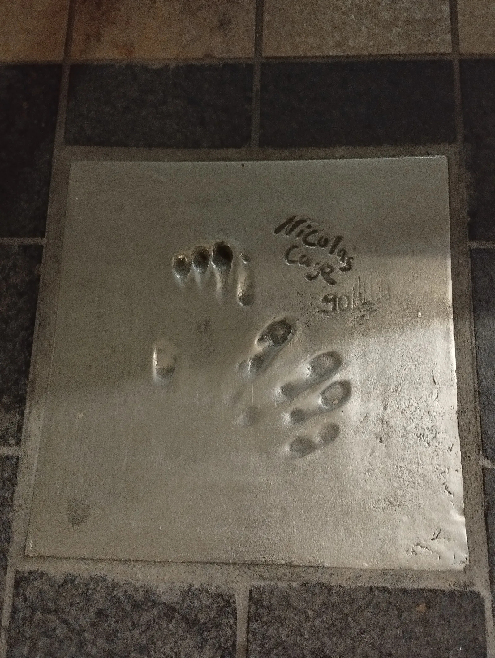 Empreintes de Nicolas Cage devant le Palais des festivals à Cannes.