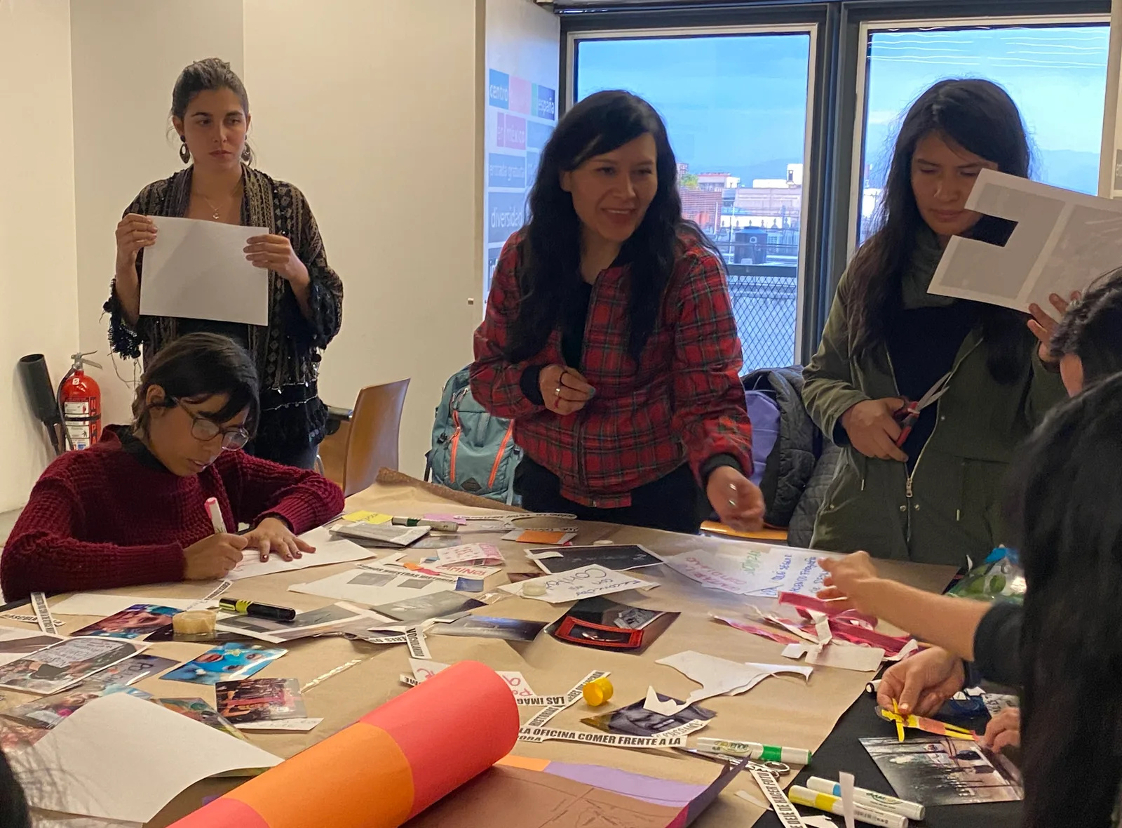Sonia Madrigal impartiendo un taller de fotografía. Encuentro feminista sobre comunicación. Tejiendo esperanzas y alternativas. Casa de Espańa en Ciudad de México.