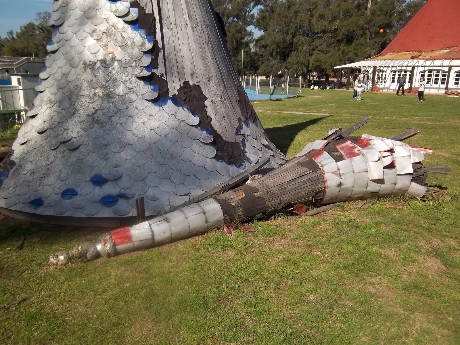Cúspide rota junto a la Casa del Niño en la República de los Niños en Manuel B. Gonnet, partido de La Plata, provincia de Buenos Aires, Argentina.