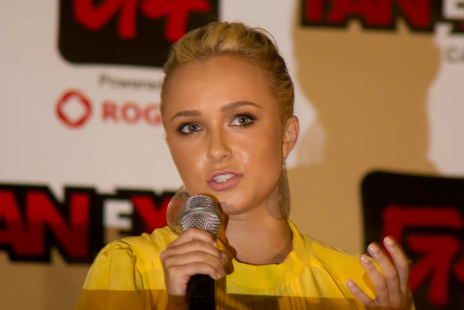 Hayden Panettiere speaking to an audience at Fan Expo Toronto in 2011