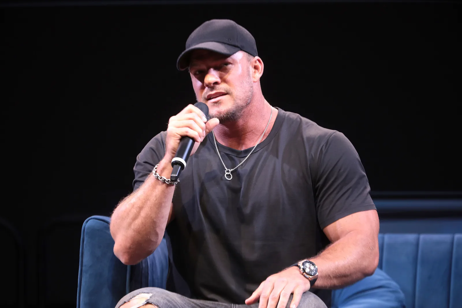 Alan Ritchson speaking with attendees at the 2023 Phoenix Fan Fusion at the Phoenix Convention Center in Phoenix, Arizona.