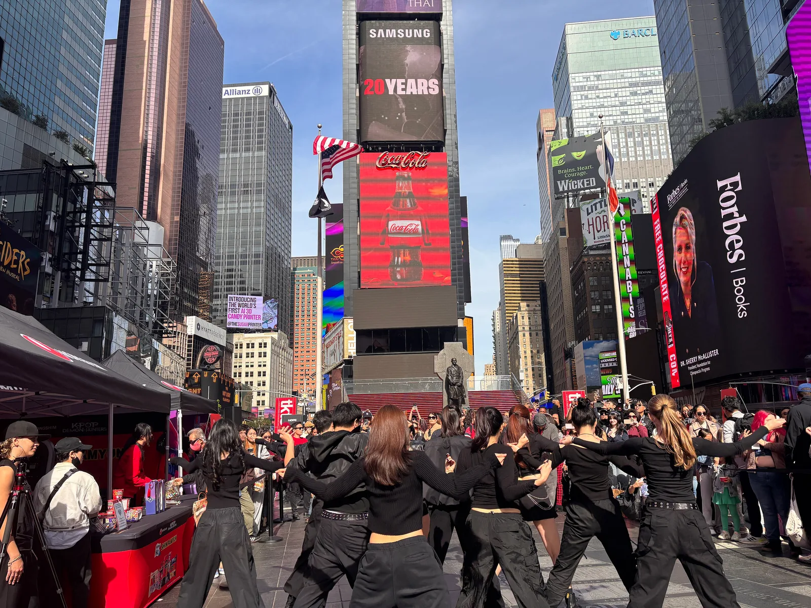 2025-10-19 02.41.42 Choi Kwang-mo Nongshim Shin Ramyun Light Ups New York Times Square with KPop Demon Hunters