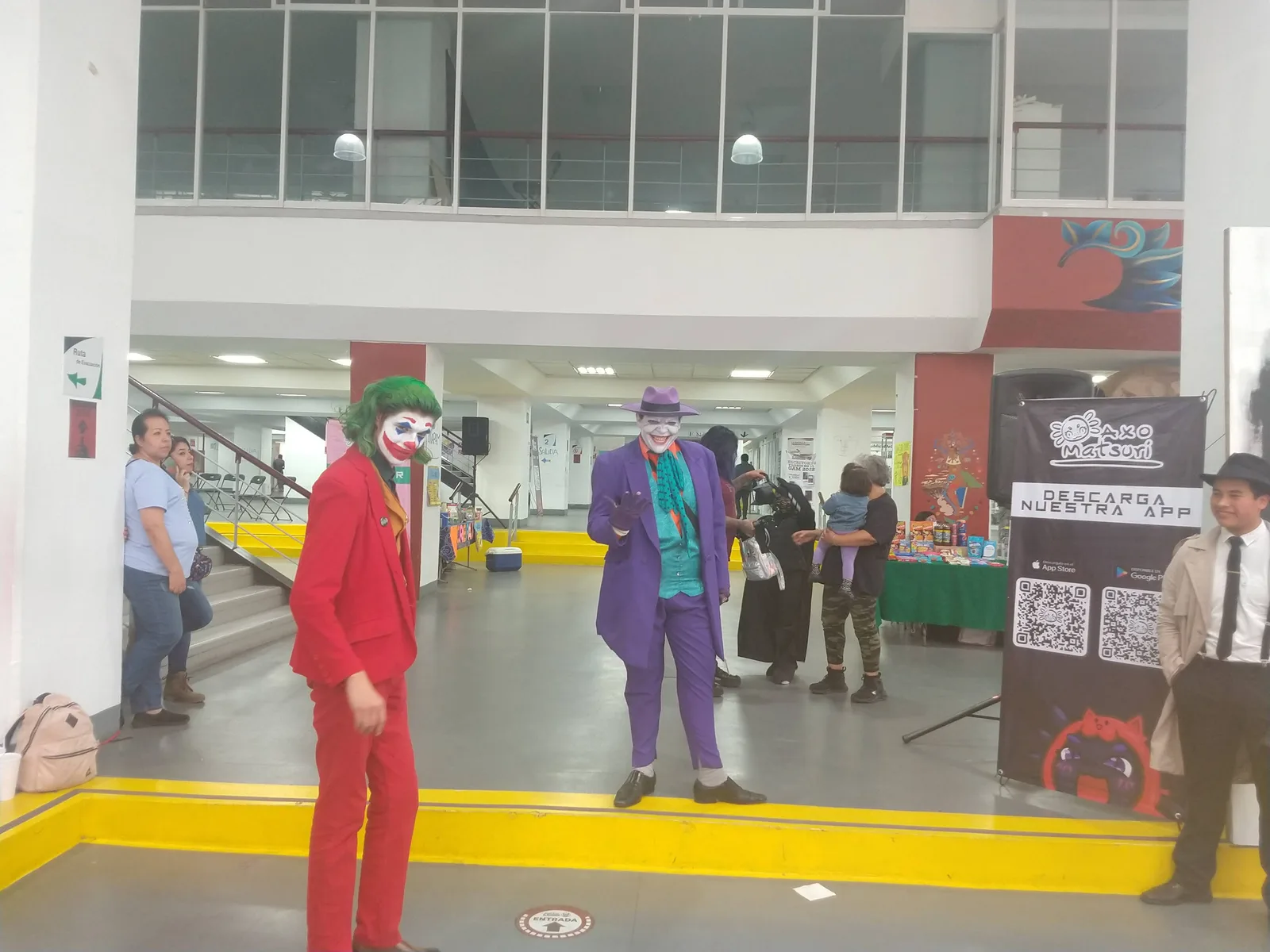 Cosplay of Joker from Batman The Animated Series and Joker from the 2019 film "Joker" at Centro de arte y cultura Futurama (ExpoBatman20220917 ohs03)