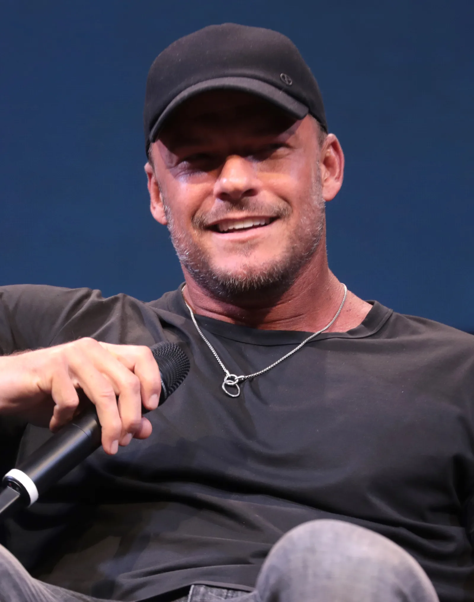 Alan Ritchson speaking at an event in Phoenix, Arizona.