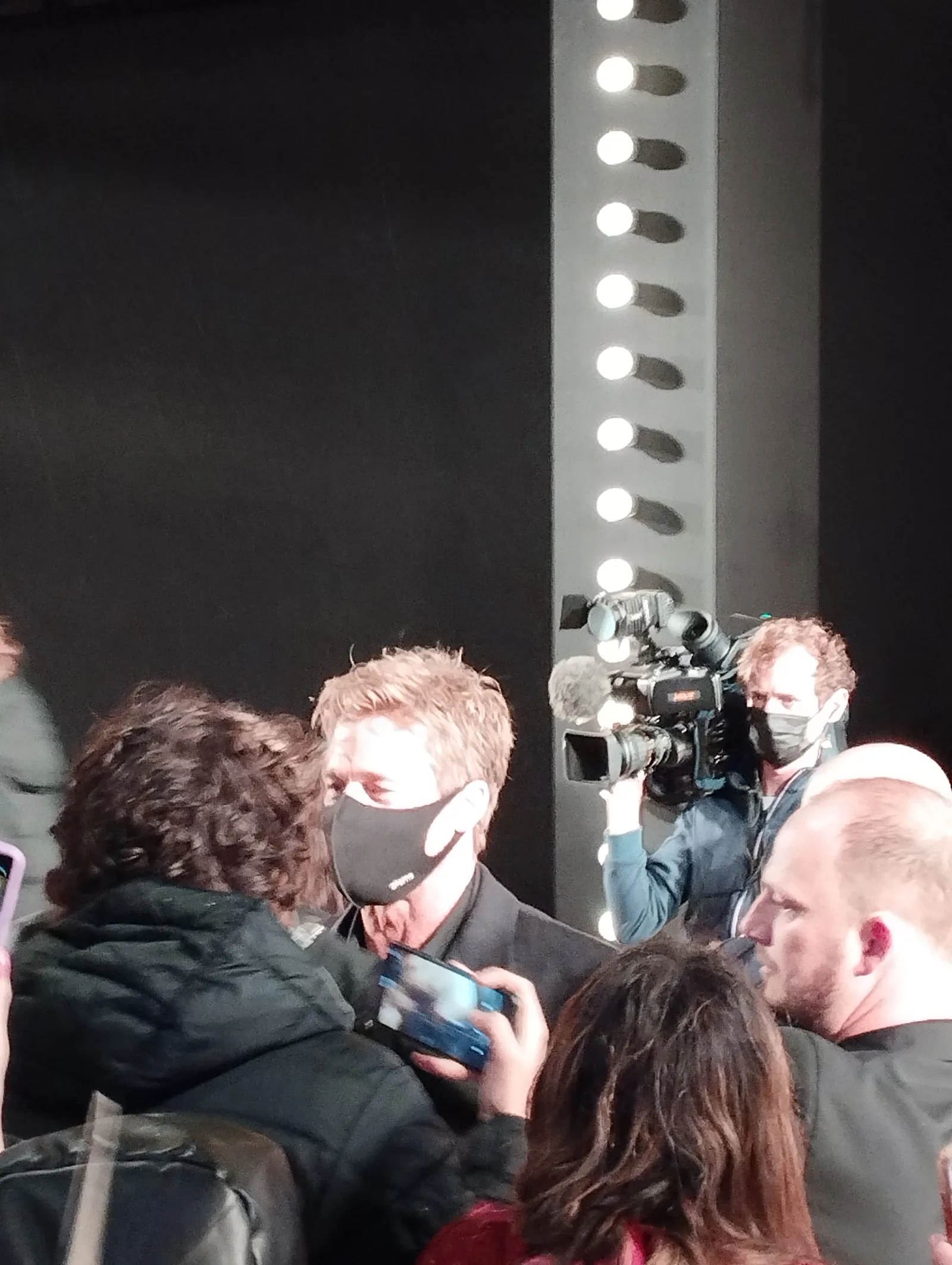Brad Pitt signant quelques autographes devant le Grand Rex avant la projection en avant-première de "Babylon".